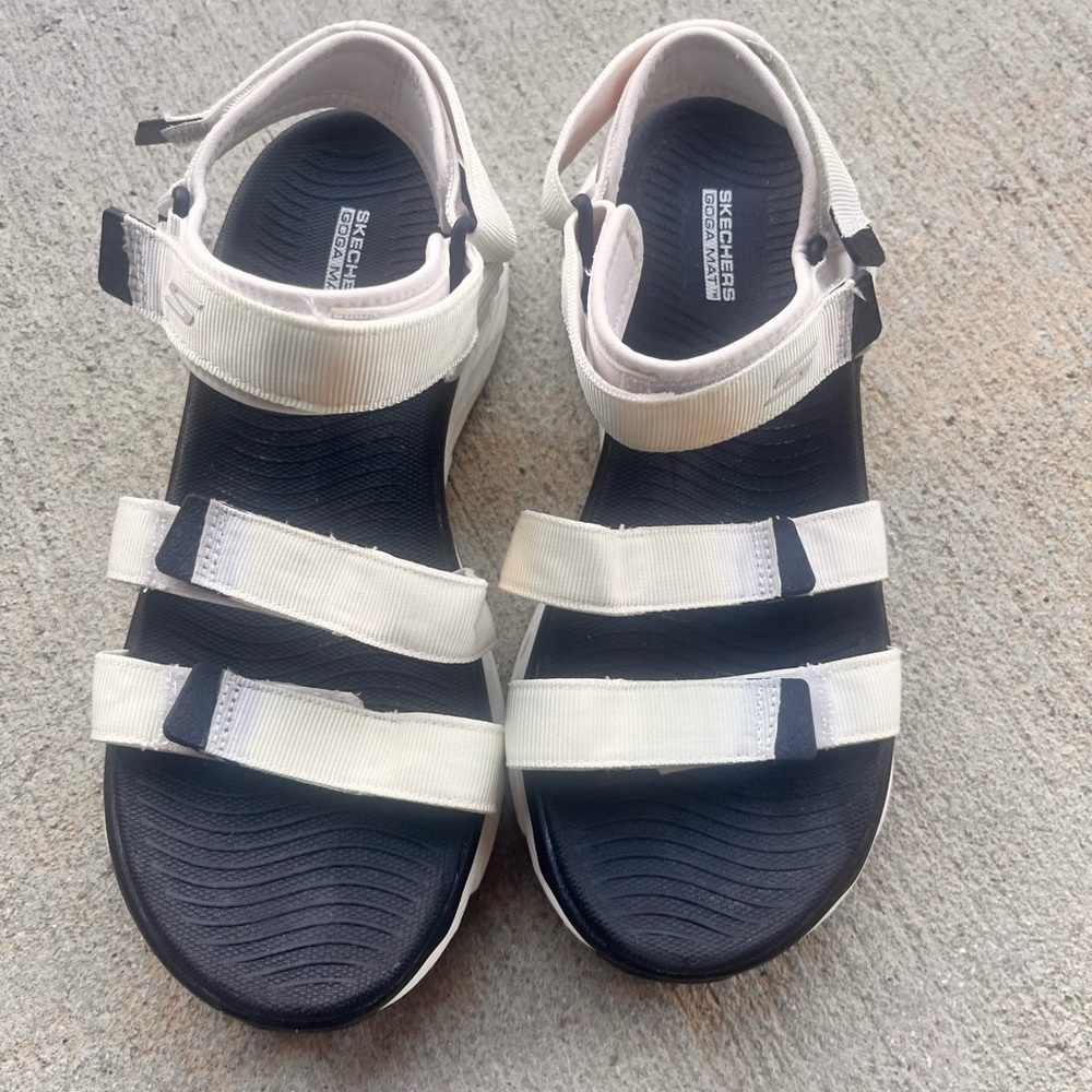 Sketchers Women’s Black and White Strap Sandals Ultra Go Foaming
